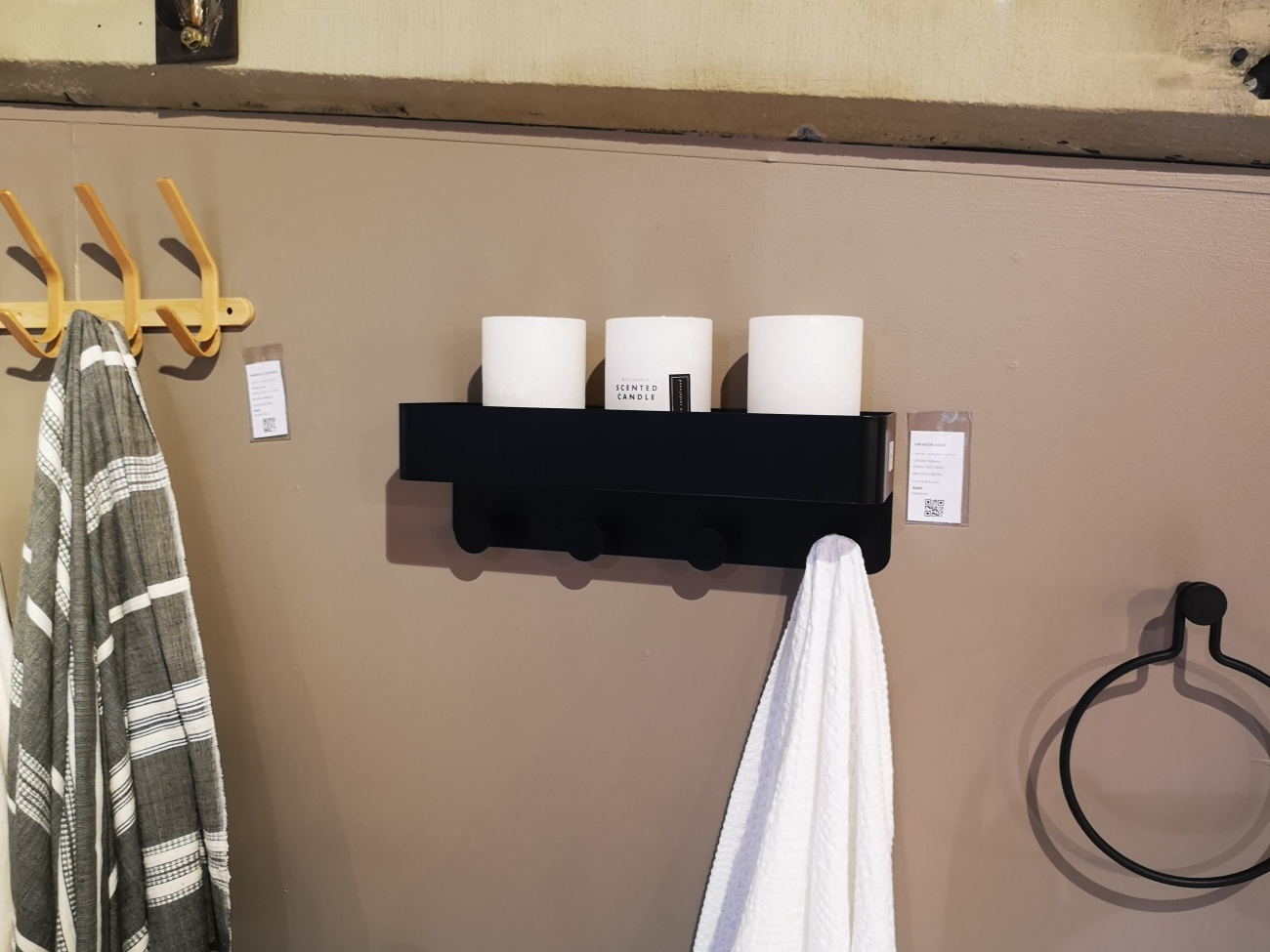 Bathroom or entrance wall 