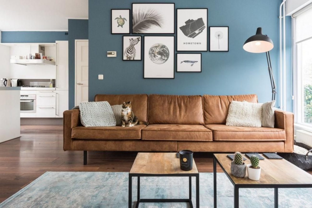 Blauwe muur vloer tegels bank