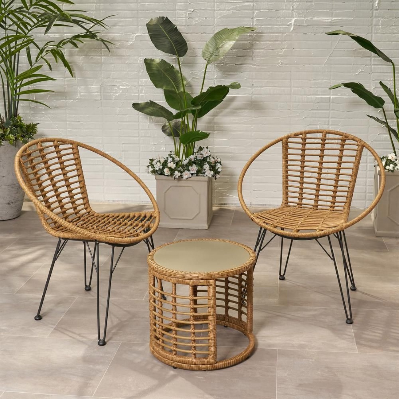 Chaises en rotin acec leur mini table...