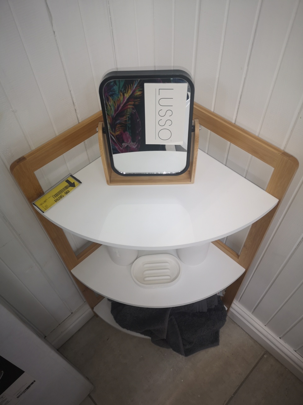 Corner bathroom shelving