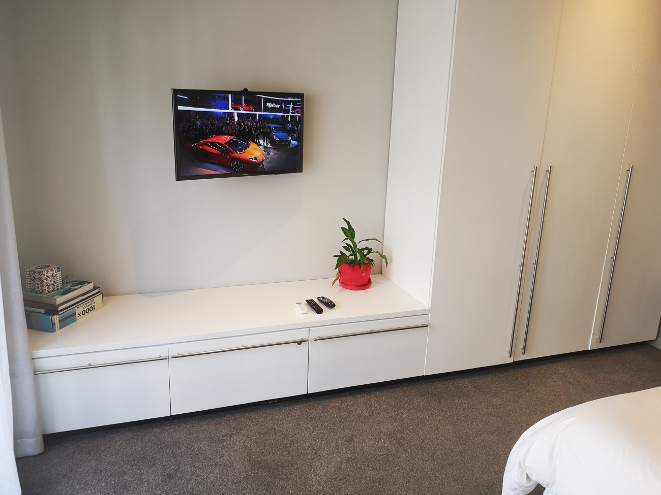 Cupboards with TV above 