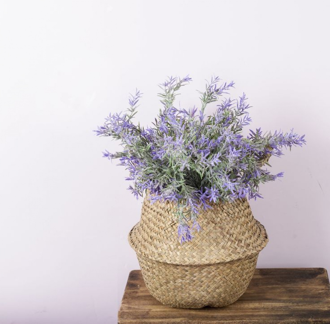 Um vazinho de flores com suporte em s...