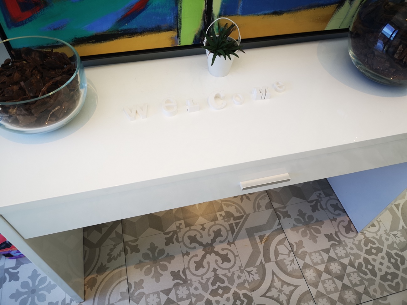 Welcome desk, decor tiling entrance 